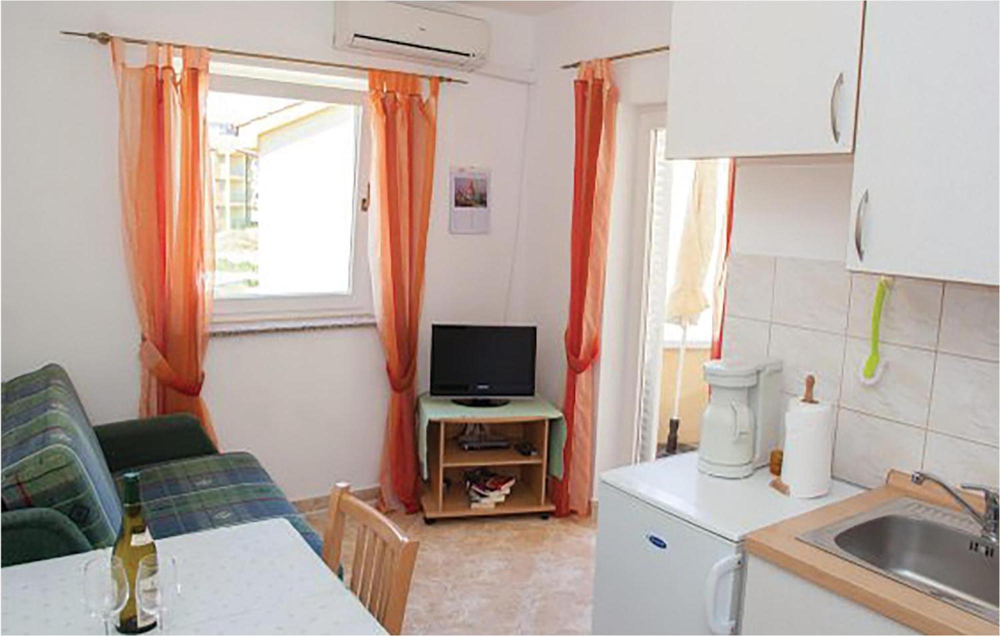 1 Bedroom Beautiful Apartment In Malinska Luaran gambar